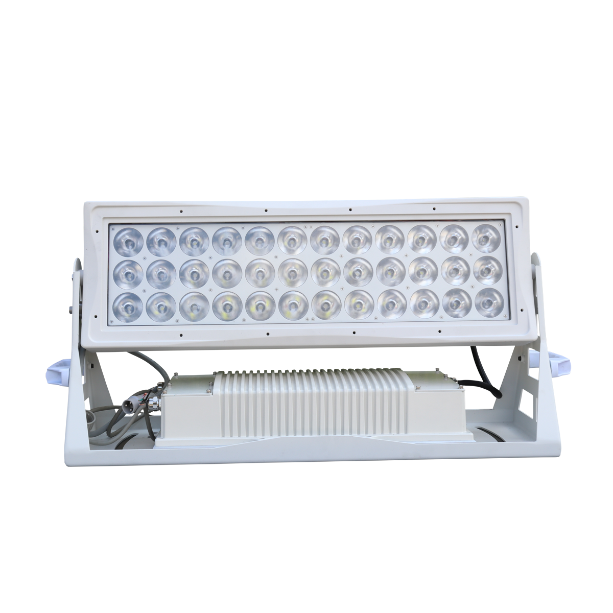 titan-236-ac-36x15-watts-amber-cool-white-led-floodlight-cyclops